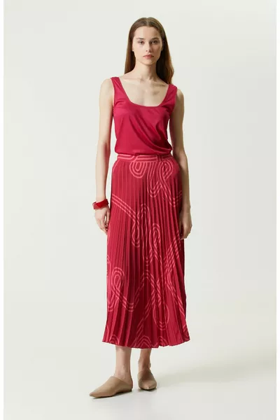 تنورة مطوية منقوشة باللون العنابي