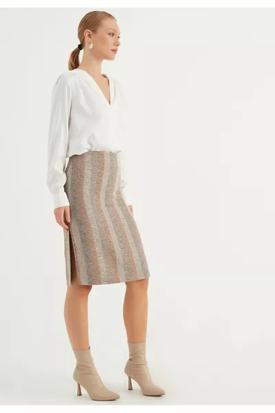 تنورة متوسطة الطول بفتحة