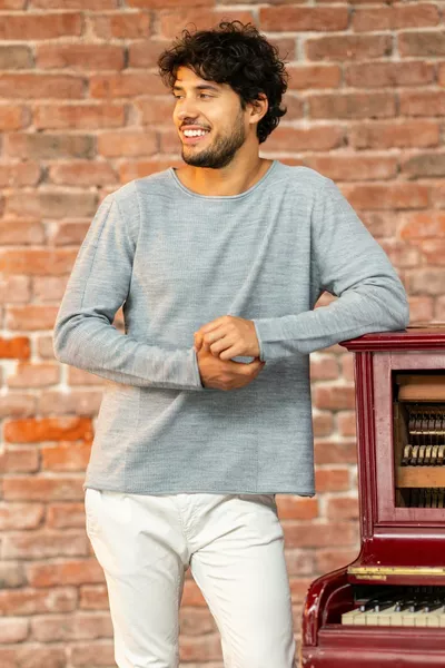 Мужской трикотажный свитер с тонким спортивным рисунком и воротником-стойкой 