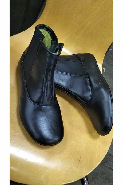 جزمة سميكة من جلد العجل بمطاط وسحّاب وبطبقة داخلية