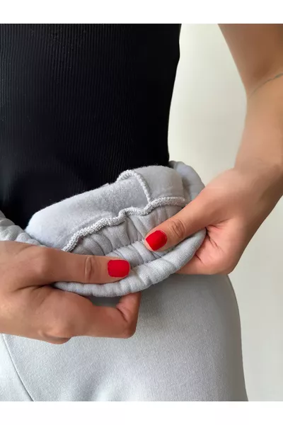 Женские зимние спортивные брюки серебристо-серого цвета с высоким поясом, мягкой внутренней подкладкой из флиса и резинкой на щиколотках