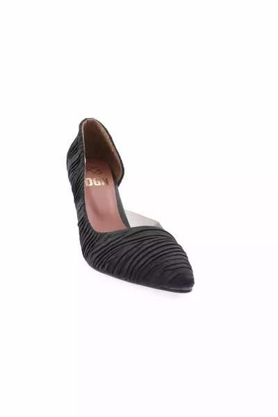 ذ المرأة وأشار اصبع القدم الانقسام وهذا هو ، الكعب العالي الشفاف