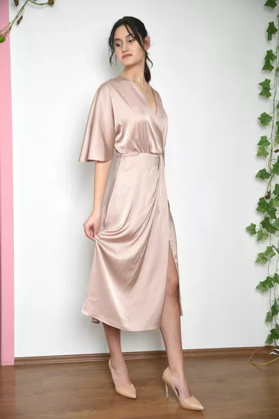 فستان نسائي من الساتان متوسط الطول مزدوج الصدر