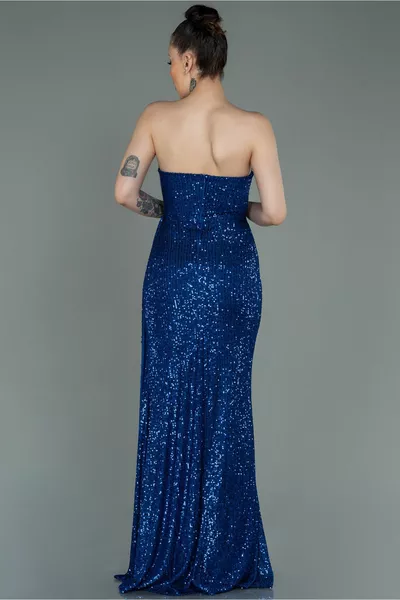 Саксофонное синее вечернее платье без бретелек с глубоким вырезом и пайетками 