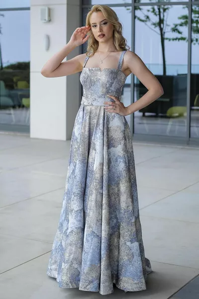 فستان سهرة منقوش باللون الأزرق