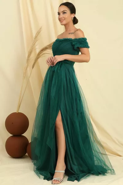 Robe longue en tulle avec une doublure ceinturée avec encolures et manches volantées