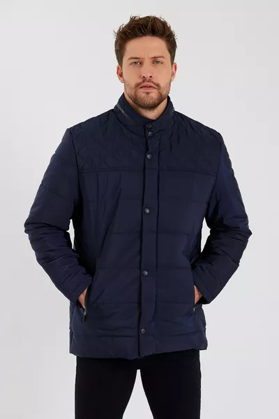 Мужская темно-синяя стеганая куртка с внутренними карманами и меховой подкладкой, которую можно стирать, обычного кроя
