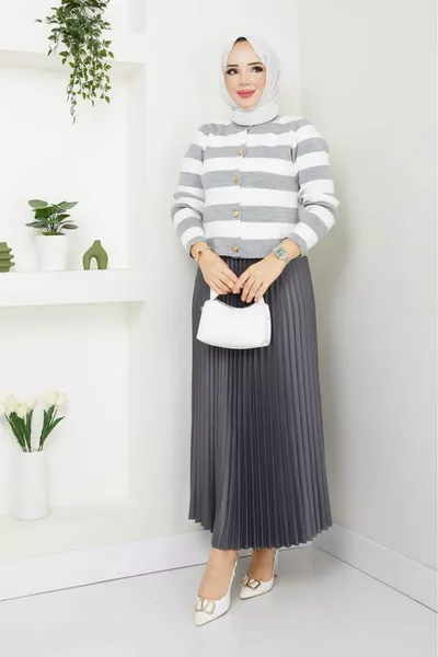 Ensemble féminin avec jupe plissée et cardigan en tricot