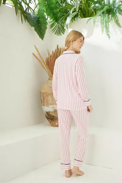 طقم بيجامة نسائي بأزرار وأكمام طويلة مع تطريز على الصدر