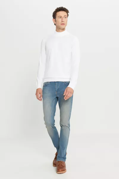 كنزة رجالية بلون الكريم بقصة عادية قياسية، ياقة نصف سلندر، من دون وبر