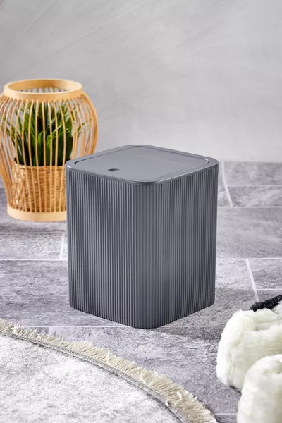 Кошче за боклук с капак и щракване, с линии и квадратна форма за баня и кухня