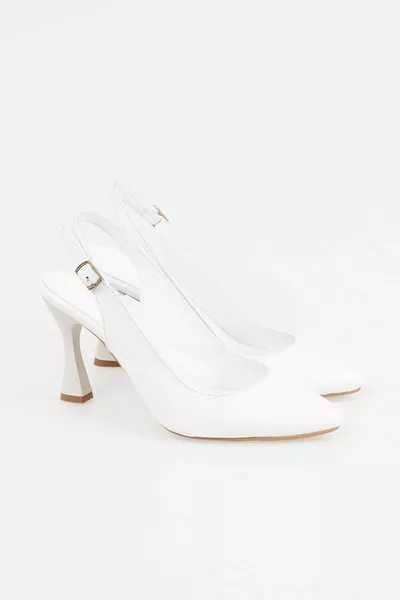 جلد طبيعي المرأة وأشار تو كأس الكعب