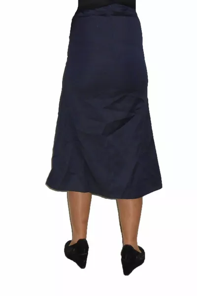 Langer Rock mit plissiertem, gefüttertem Futter und marineblauen Taschen