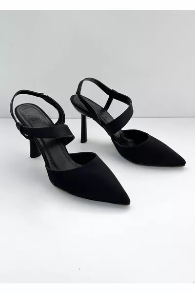 Honigfarbene Satin-Abendkleider mit Heels-Details und Schräglage