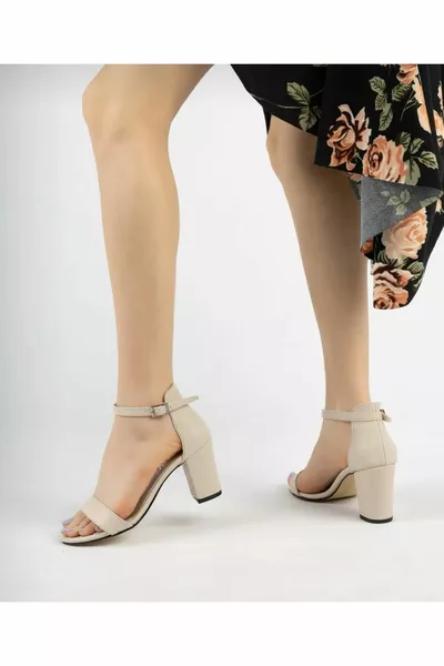 الصنادل حزام واحد الأحذية