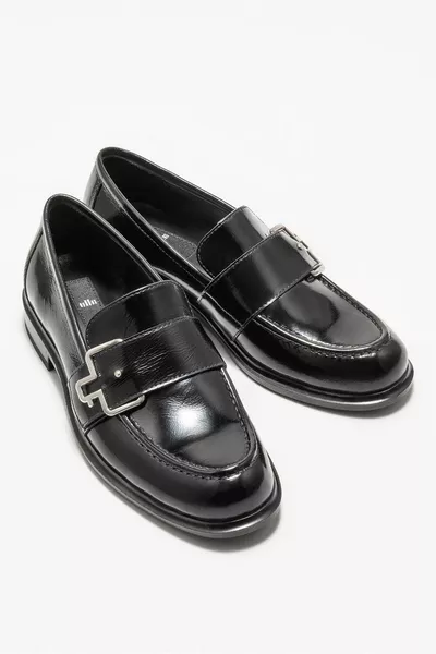 جلد أسود نسائي لوفر