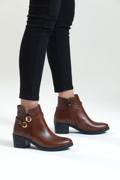 المرأة البني الجلد الحجر الكعب أحذية قصيرة