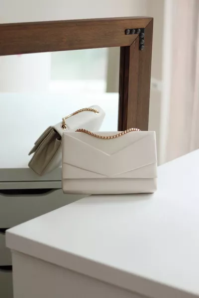 Женская кремовая сумка-конверт через плечо