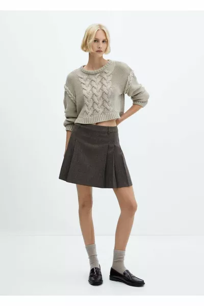 تنورة قصيرة منقوشة