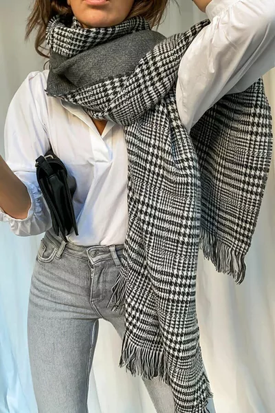 وشاح منقوش على الوجهين رمادي