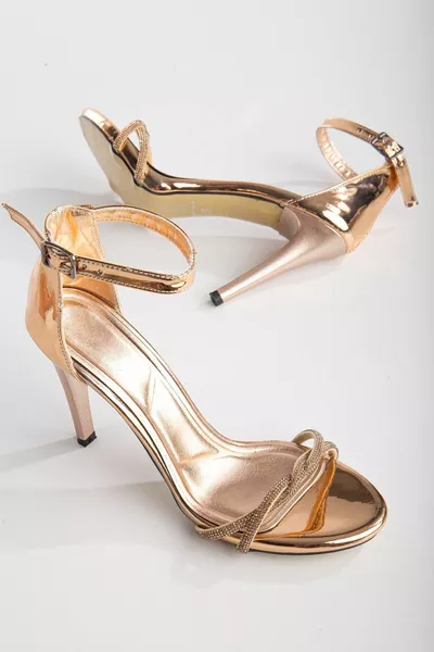 فساتين سهرة باللون الذهبي الوردي مع تطريز بحجر كروس وكعب عال