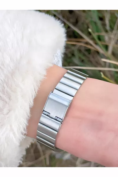 Elegante orologio da polso da donna con numeri romani