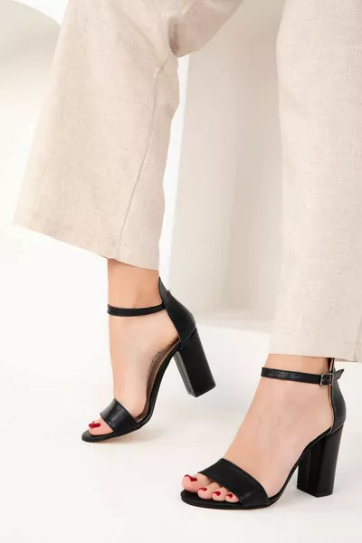 كعب كلاسيكي نسائي أسود 