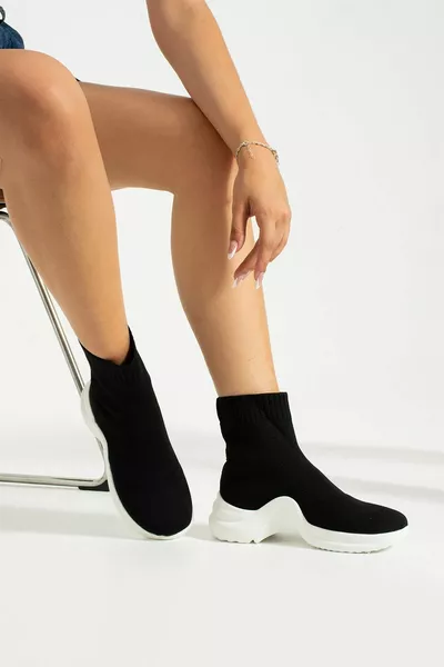 أحذية رياضية نسائية محبوكة