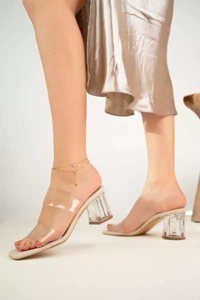 Beige transparante band en hakken met hakdetail