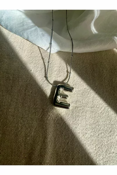 E Collier Lettre en Acier Ballon