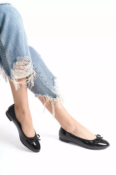 Черни лачени дамски балетки с лък