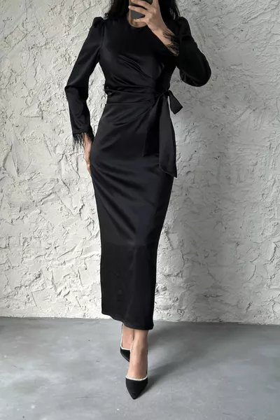 Decorato con tocchi eleganti, penna piuma sulla manica Abito da sera Hijab in raso nero