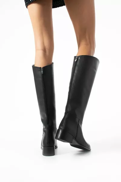 حذاء غريس الأسود محارة عريض مع سحاب في الخلف