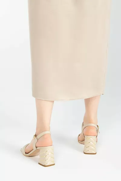 صنادل جلد طبيعي بكعب   مليار Sndlt 