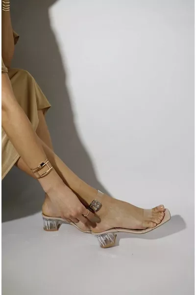 صندل بكعب منخفض شفاف مع حمالات شفافة