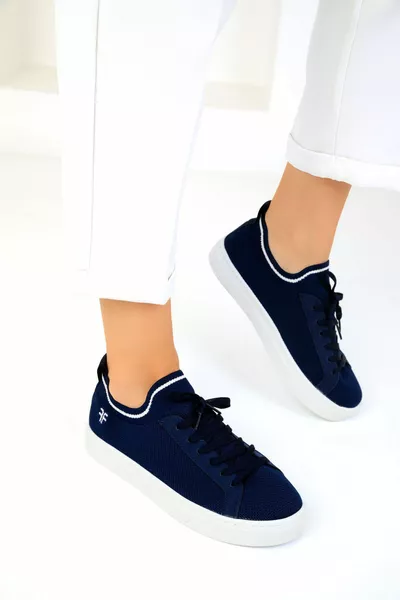 حذاء رياضي للجنسين باللون البحري 