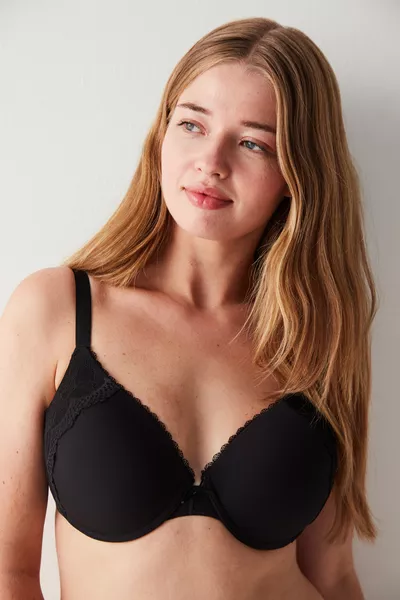 Моят сутиен с повдигащ ефект с черна дантела