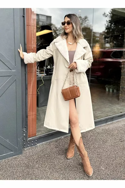 معطف نسائي أنيق من الجلد بطوق وأساور مبطنة بالفرو باللون الكريمي