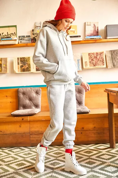 Женский серый спортивный костюм с кенгуру-карманом и капюшоном, с внутренней теплой подкладкой 