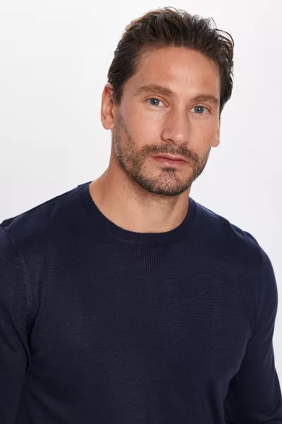 كنزة رجالية بقصة ضيقة وملمس ناعم بدون ظهور وبر، باللون الكحلي وياقة دائرية