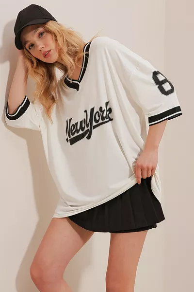 تي شيرت نسائي واسع بحواف مضلعة عند الكم والصدر مع طبعة على الجزء الأمامي 