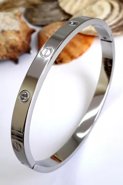 سوار فضي اللون بسوار عريض مزين بالأحجار