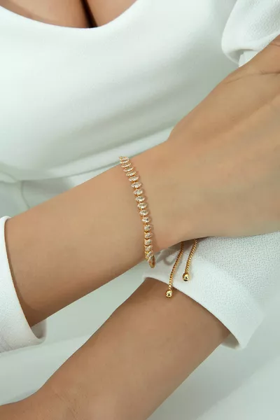 سوار على شكل ممر مائي بتصميم مغزلي قابل للتعديل، مطلي بالفضة ومرصع بحجر الزركون