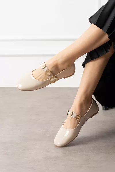 حذاء يومي مسطح - حذاء مسطح نسائي بسير مزين باللؤلؤ والختم - حذاء يومي للمنزل والمكتب والخارج