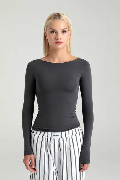 بلوزة برقبة قارب فائقة النعومة باللون الرمادي الداكن
