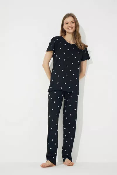 طقم بيجامة قطني بأكمام قصيرة بنقشة قلوب سوداء وبيضاء