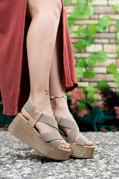 صندل نسائي بكعب عالي من فرو المنك 