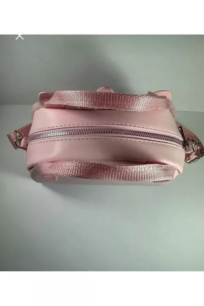 حقيبة أطفال وردية مع مقدمة من الفرو وحمالة