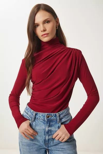 بلوزة نسائية ساندية بياقة عالية وتفاصيل كشكش لون خمري 