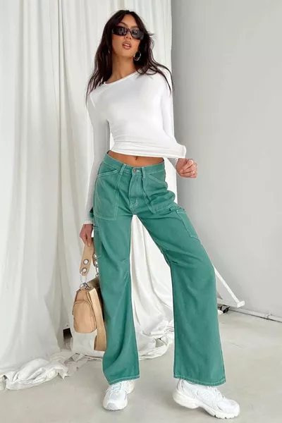 بلوزة أساسية بأكمام طويلة وياقة دائرية باللون الأبيض 